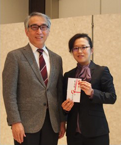 研究功績や医局長業務への貢献を讃えて指宿睦子先生に第4回同門会奨励賞が贈られました